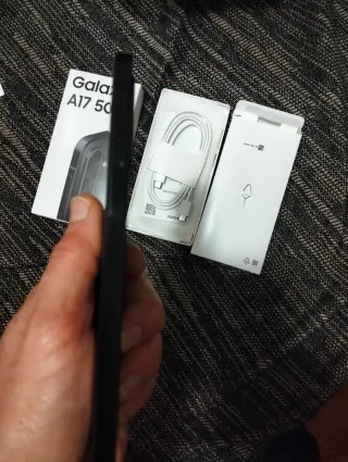 Samsung A17 5G con accesorios