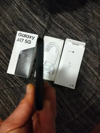 Samsung A17 5G con accesorios
