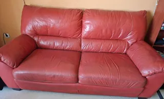 Sofá de piel rojo