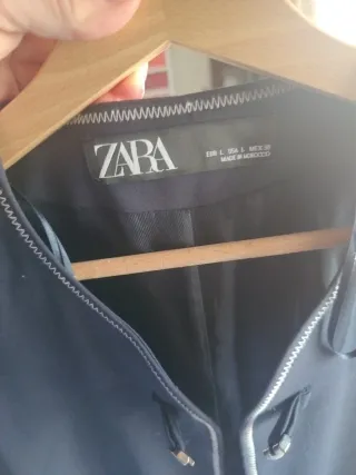 Levita mujer Zara negra