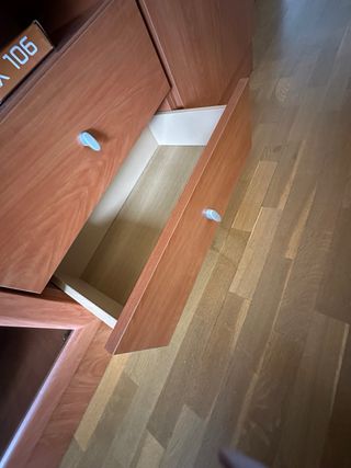 Mueble salón de madera con vitrinas cristal