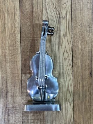 Violonchelo de metal decorativo