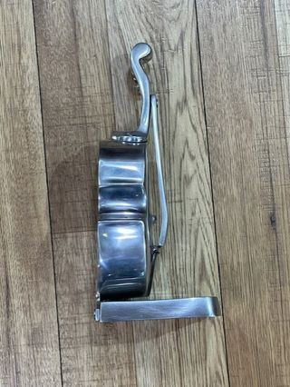 Violonchelo de metal decorativo