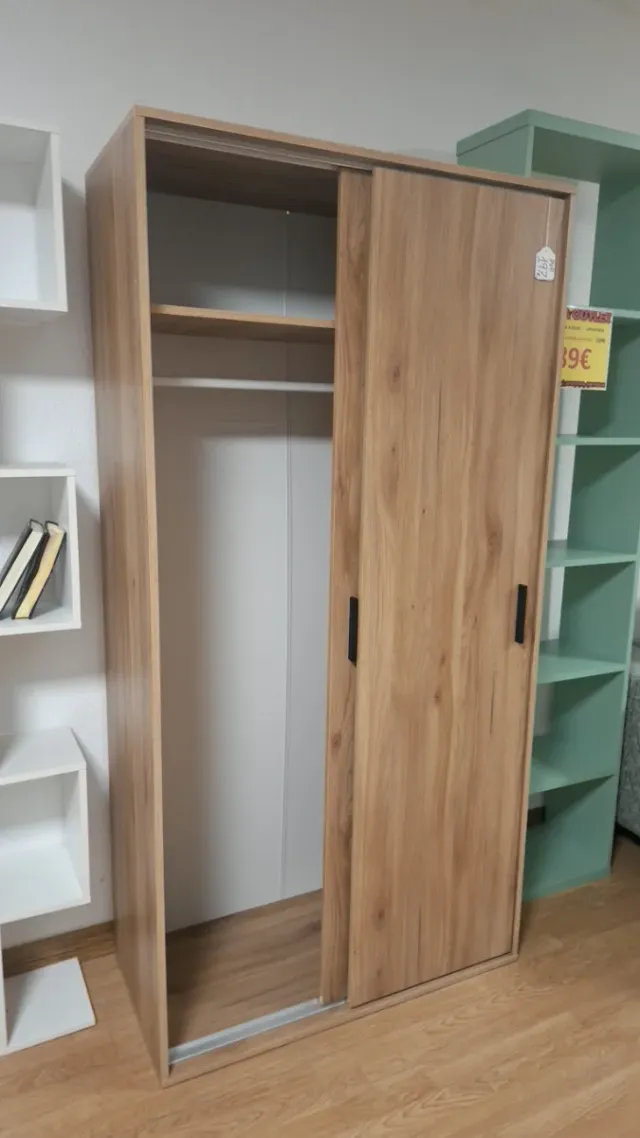 ARMARIO DE MADERA CON PUERTAS CORREDERAS