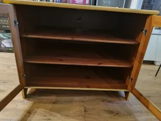 Mueble vitrina madera y cristal