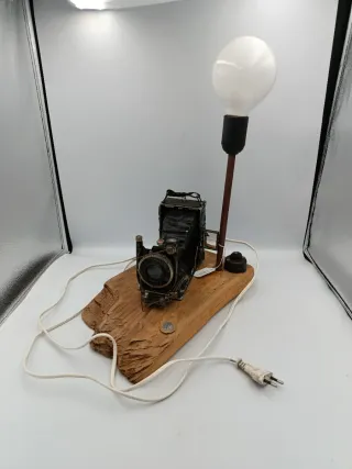 LÁMPARA DE MESA JUNTO A CÁMARA ANTIGUA