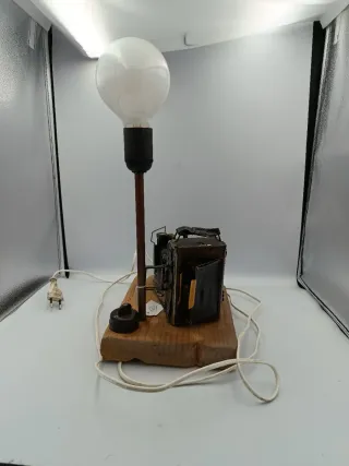 LÁMPARA DE MESA JUNTO A CÁMARA ANTIGUA