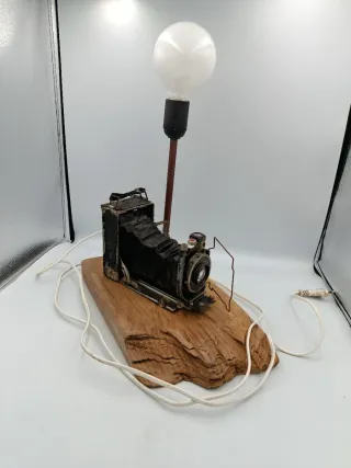 LÁMPARA DE MESA JUNTO A CÁMARA ANTIGUA