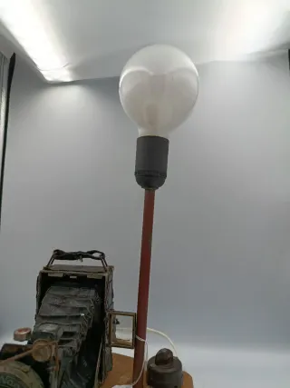 LÁMPARA DE MESA JUNTO A CÁMARA ANTIGUA