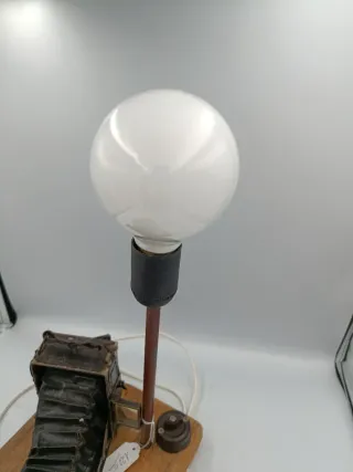 LÁMPARA DE MESA JUNTO A CÁMARA ANTIGUA