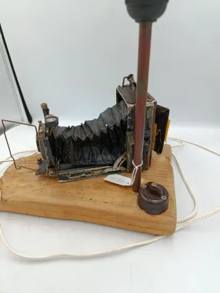 LÁMPARA DE MESA JUNTO A CÁMARA ANTIGUA