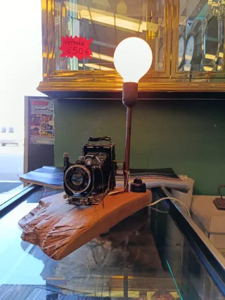 LÁMPARA DE MESA JUNTO A CÁMARA ANTIGUA