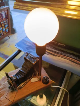 LÁMPARA DE MESA JUNTO A CÁMARA ANTIGUA