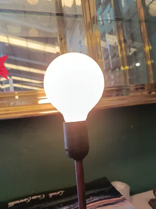 LÁMPARA DE MESA JUNTO A CÁMARA ANTIGUA