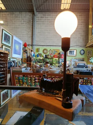 LÁMPARA DE MESA JUNTO A CÁMARA ANTIGUA