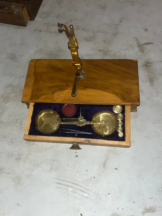 Balanza antigua de latón y madera