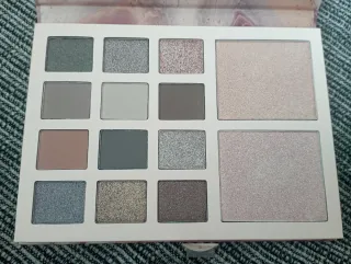 Paleta Sombras Deliplus + Labial Creamy