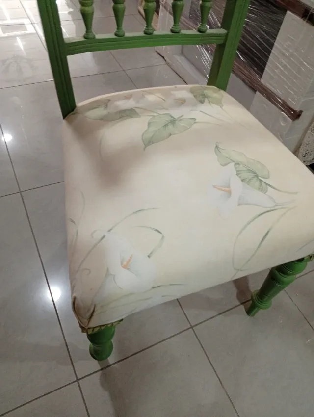 Silla vintage tapizada floral