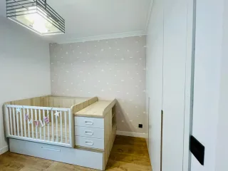 Cuna convertible en Dormitorio con cambiador