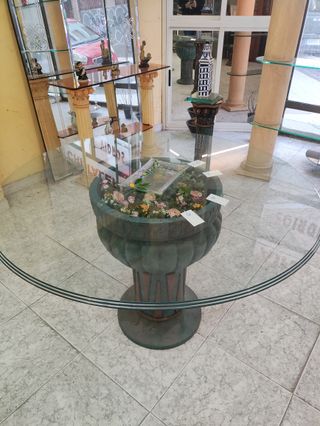 Mesa redonda cristal con base verde de resina