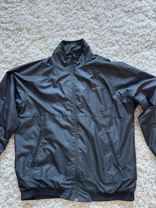 Chaqueta Nike gris a cuadros