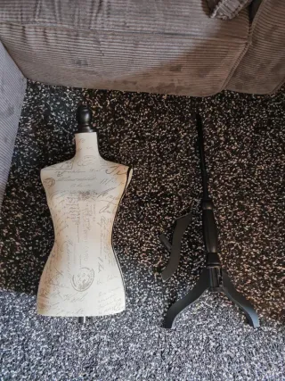 Busto maniquí decorativo con base rota.