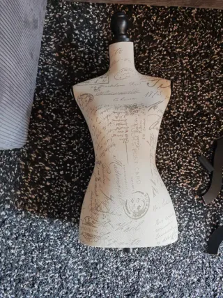 Busto maniquí decorativo con base rota.