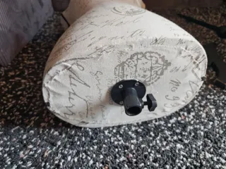 Busto maniquí decorativo con base rota.