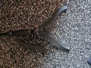 Busto maniquí decorativo con base rota.