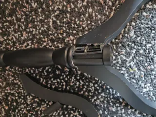 Busto maniquí decorativo con base rota.