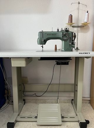 Máquina de coser Refrey 427 con mesa