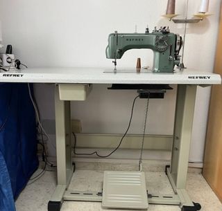 Máquina de coser Refrey 427 con mesa