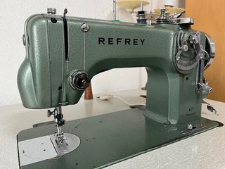 Máquina de coser Refrey 427 con mesa
