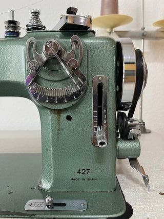 Máquina de coser Refrey 427 con mesa