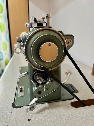 Máquina de coser Refrey 427 con mesa