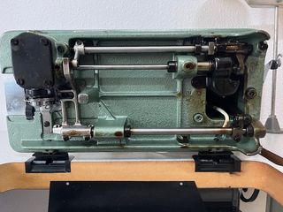 Máquina de coser Refrey 427 con mesa