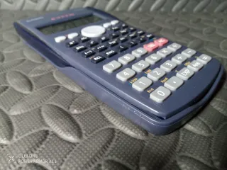 Calculadora Científica Casio fx-82MS