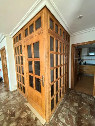 Cristalera de madera con puertas