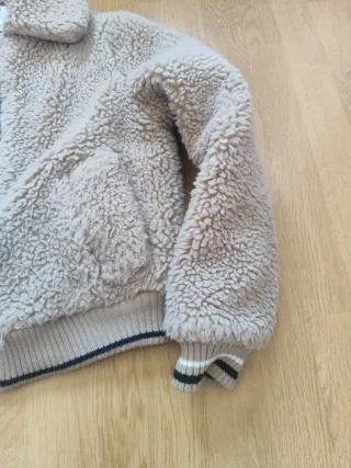 Chaqueta peluche Bershka beige