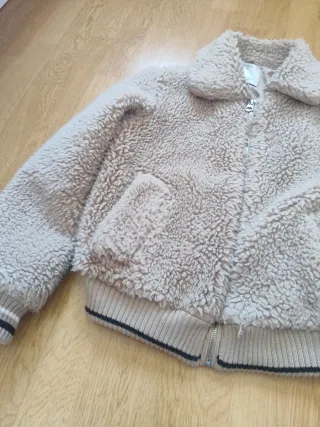 Chaqueta peluche Bershka beige