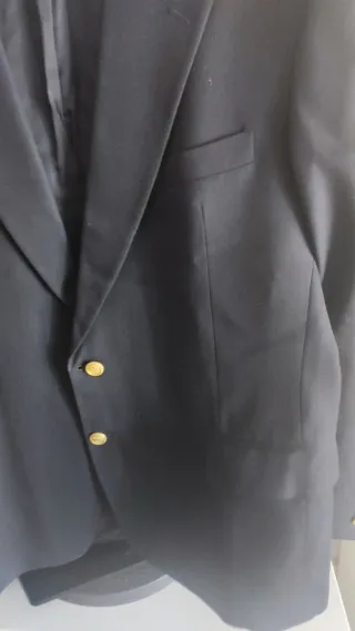 Chaqueta de traje azul marino con botones dorados