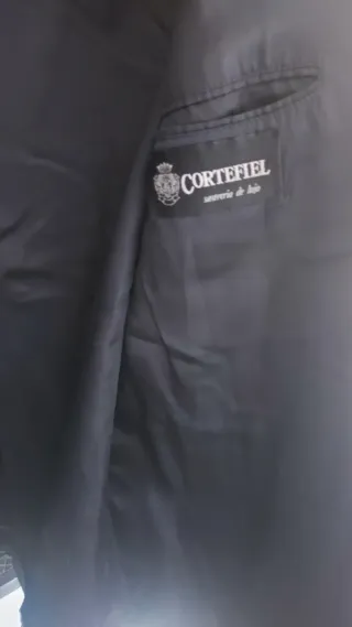 Chaqueta de traje azul marino con botones dorados