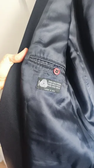 Chaqueta de traje azul marino con botones dorados