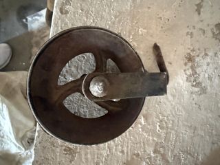 Polea antigua de hierro fundido