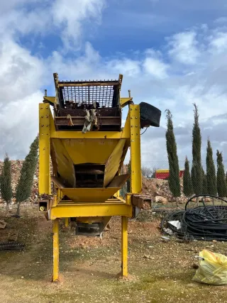 Machacadora de escombros fija.
