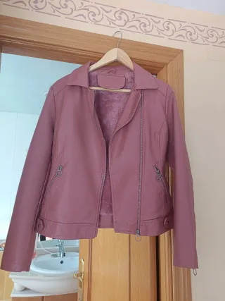 Cazadora polipiel rosa