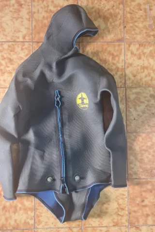 Traje neopreno con capucha y aletas y cinturon