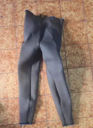 Traje neopreno con capucha y aletas y cinturon