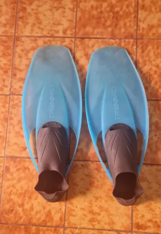 Traje neopreno con capucha y aletas y cinturon