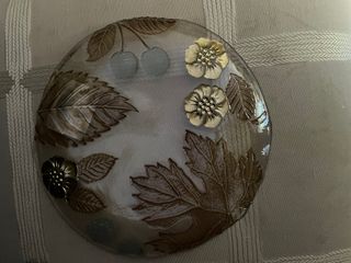 Prato Zara Home decorado com flores e folhas